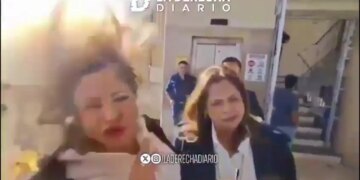 Pamje alarmante: Deputetja sulmohet me eksploziv gjatë një deklarate për mediat (Video)