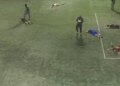 Pamje shqetësuese! Krime të dhunshme në fushën e futbollit, ku disa të maskuar si oficerë policie vrasin tre individë.