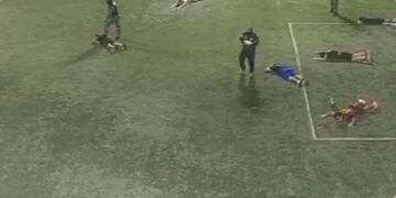 Pamje shqetësuese! Krime të dhunshme në fushën e futbollit, ku disa të maskuar si oficerë policie vrasin tre individë.
