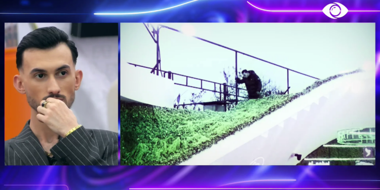 Pamjet e papara më parë: Kristi del nga shtëpia përmes murit.