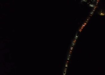 Pamjet nga droni: Radhë kilometrike automjetesh nga Librazhdi drejt Elbasanit, qindra makina të bllokuara.