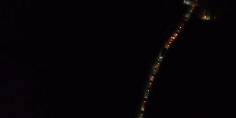 Pamjet nga droni: Radhë kilometrike automjetesh nga Librazhdi drejt Elbasanit, qindra makina të bllokuara.