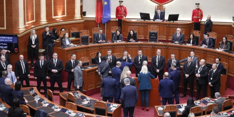 “Paraqitja në gjyq dhe mbledhja e Këshillit, Bardhi e pengon drejtorin të udhëheqë seancën; Peleshi: Si nuk ke ndjerë lodhje, o burrë?”