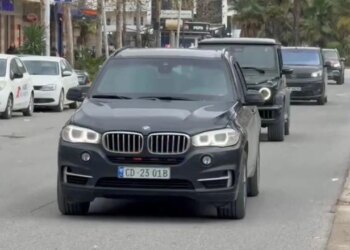 Pas qëndrimit në Vlorë, Ivanka Trump paraqitet në Tiranë me automjetin e ambasadorit amerikan në Shqipëri.