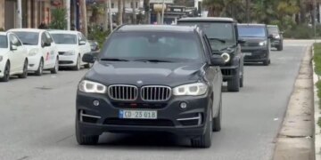 Pas qëndrimit në Vlorë, Ivanka Trump paraqitet në Tiranë me automjetin e ambasadorit amerikan në Shqipëri.