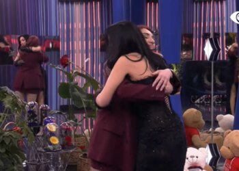 Pas tregimit emocional të historisë së saj, Stelina befasohet nga motra e saj.