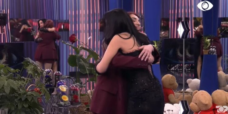 Pas tregimit emocional të historisë së saj, Stelina befasohet nga motra e saj.