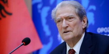 Pasi përfundoi protesta kombëtare, Berisha thirri aleatët në selinë e tij.