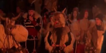 Pastrimi nga shpirtrat e këqij: Bullgarët organizojnë rituale kërcimi nëpër rrugë