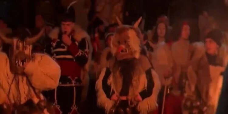 Pastrimi nga shpirtrat e këqij: Bullgarët organizojnë rituale kërcimi nëpër rrugë