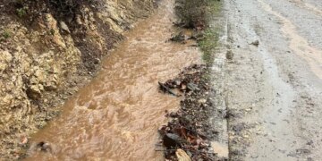 Për shkak të reshjeve të shiut, Hasit i është shkaktuar dëm në infrastrukturë, me dëmtime në rrugët e fshatrave.