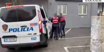 Përleshje me shkopinj dhe thika në Sarandë, policia njofton: Dy të arrestuar dhe një tjetër në kërkim.