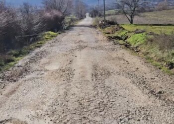 Përmbytjet dëmtuan rrugën, aksi Korçë-Pustec-Zaroshkë në gjendje të keqe, banorët dhe turistët hasin vështirësi.