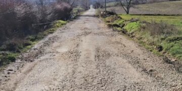 Përmbytjet dëmtuan rrugën, aksi Korçë-Pustec-Zaroshkë në gjendje të keqe, banorët dhe turistët hasin vështirësi.