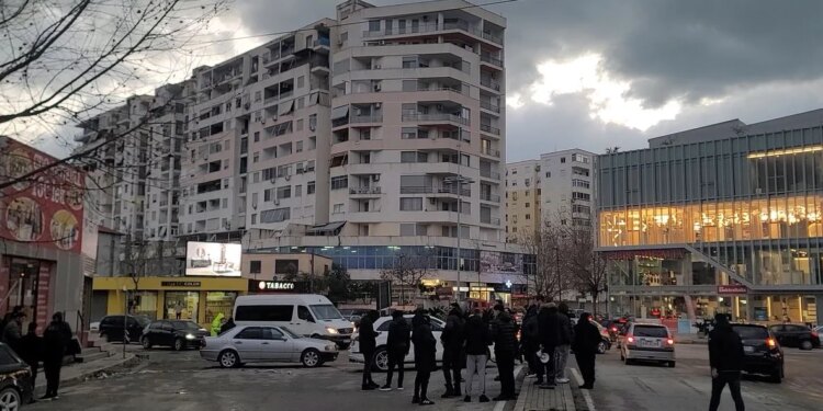 Përmbytjet në Durrës, banorët protestojnë: Kërkohet shpallja e gjendjes së emergjencës.