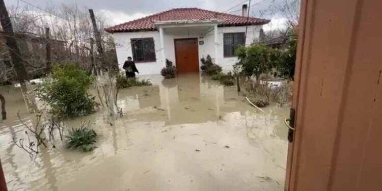 Përmbytjet në Durrës, rreth 500 persona evakuohen nga Sukthi dhe Katundi i Ri. Lumi Erzen del nga shtrati.