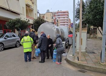 Përmbytjet në Fier: 15 autobotë do të shpërndajnë ujë të pijshëm në katër rajonet e qytetit.
