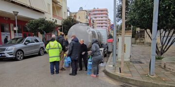 Përmbytjet në Fier: 15 autobotë do të shpërndajnë ujë të pijshëm në katër rajonet e qytetit.