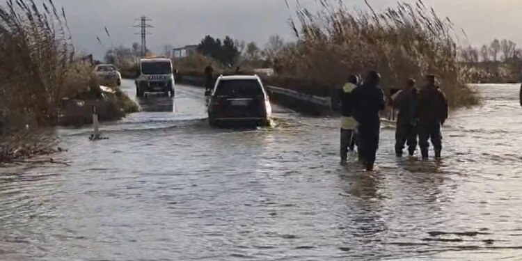 Përmbytjet në Fier prekin 80 familje dhe përmbytën rreth 700 hektarë tokë bujqësore.