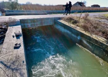 Përmbytjet në Shkodër, niveli i ujit në Obot bie në 90 cm, ndërsa varkat vazhdojnë të qëndrojnë në tokë.