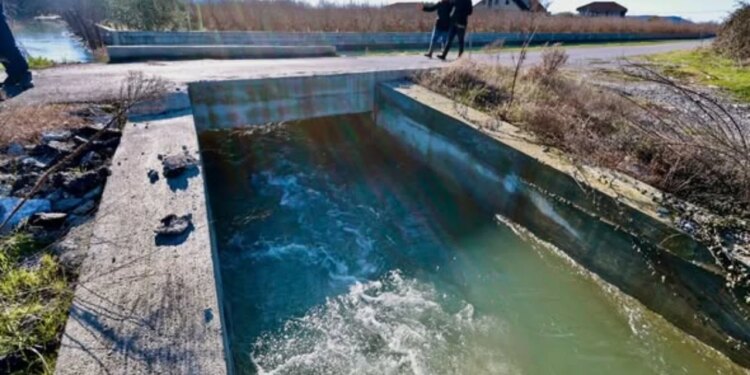 Përmbytjet në Shkodër, niveli i ujit në Obot bie në 90 cm, ndërsa varkat vazhdojnë të qëndrojnë në tokë.