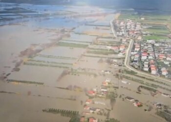 Përmbytjet në qarkun e Durrësit po shkojnë drejt përmirësimit, ndërsa mbi 1.400 hektarë tokë mbeten të përmbytura dhe qindra banorë janë të strehuar.