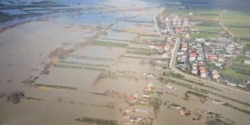 Përmbytjet në qarkun e Durrësit po shkojnë drejt përmirësimit, ndërsa mbi 1.400 hektarë tokë mbeten të përmbytura dhe qindra banorë janë të strehuar.