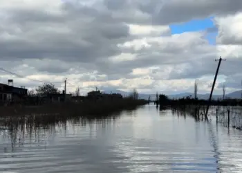 Përmbytjet në qarkun e Lezhës, vështirësi në disa zona të Kurbinit, ura në fshatin Adriatik riparohet pjesërisht.