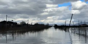 Përmbytjet në qarkun e Lezhës, vështirësi në disa zona të Kurbinit, ura në fshatin Adriatik riparohet pjesërisht.