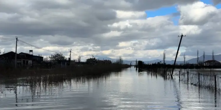 Përmbytjet në qarkun e Lezhës, vështirësi në disa zona të Kurbinit, ura në fshatin Adriatik riparohet pjesërisht.