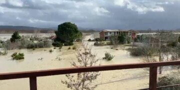 Përmbytjet në qarkun e Vlorës detyrojnë evakuimin e 13 familjeve dhe rreth 200 krerëve të bagëtive.