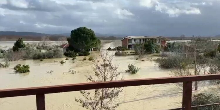 Përmbytjet në qarkun e Vlorës detyrojnë evakuimin e 13 familjeve dhe rreth 200 krerëve të bagëtive.