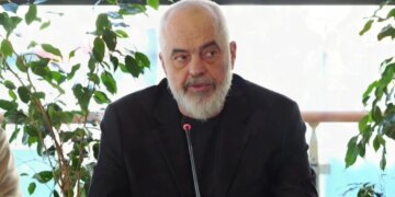 “Përmbytjet nga mbetjet, një krim shqiptar” – Rama mban një takim me kryebashkiakët dhe kritikon pushtetin vendor: Kërkon ndalimin e kësaj situate të pakënaqshme.
