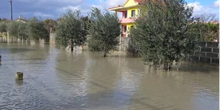 Përmbytjet shkaktojnë një viktimë, Prokuroria e Durrësit nisin hetimet për shpërdorim detyre.