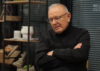 Përplasje mes blogeres dhe mjekut pediatër në gjykatë: Edi Tushe tha se emri i tij është përdorur pa leje, ndërsa Pitarka mbrojt të ardhurat e prindërve që kërkojnë ndihmë.