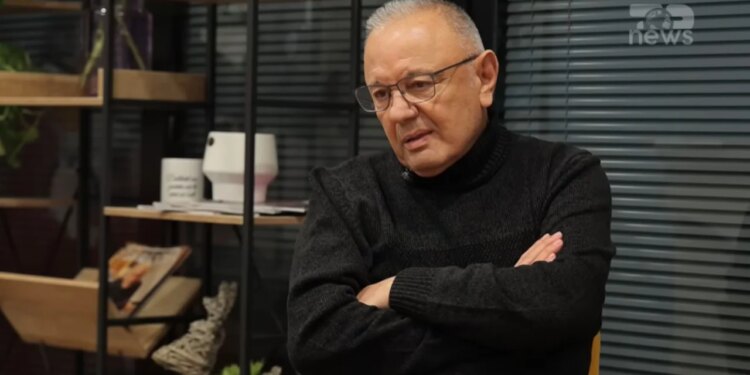 Përplasje mes blogeres dhe mjekut pediatër në gjykatë: Edi Tushe tha se emri i tij është përdorur pa leje, ndërsa Pitarka mbrojt të ardhurat e prindërve që kërkojnë ndihmë.