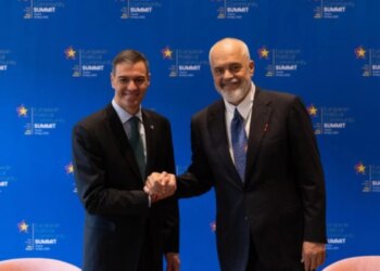 Përplasje mes dy trenave në Spanjë, Rama dërgon një mesazh ngushëllimi për kryeministrin Pedro Sanchez: Mendimet tona janë me familjarët e viktimave.