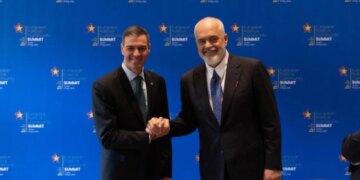 Përplasje mes dy trenave në Spanjë, Rama dërgon një mesazh ngushëllimi për kryeministrin Pedro Sanchez: Mendimet tona janë me familjarët e viktimave.