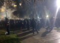 Përplasje para Kuvendit/ Protestuesit hedhin sende, policia përdor gaz lotsjellës, në ngjarje përfshihen edhe deputetët e PD-së.