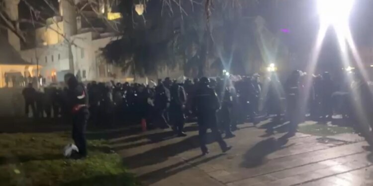 Përplasje para Kuvendit/ Protestuesit hedhin sende, policia përdor gaz lotsjellës, në ngjarje përfshihen edhe deputetët e PD-së.