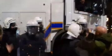 Përplasje të ashpra para Kuvendit, deputetët e PD-së përpiqen të bllokojnë autobotin e ujit.