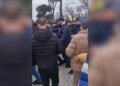 Përplasje të reja mes protestuesve dhe forcave të policisë para Kryeministrisë, një qytetar pëson rrëzim në tokë.