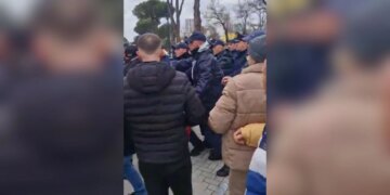 Përplasje të reja mes protestuesve dhe forcave të policisë para Kryeministrisë, një qytetar pëson rrëzim në tokë.