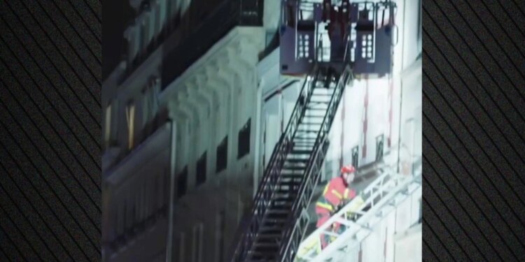 Përplasje tragjike në Paris: Kati i pestë i një ndërtese është shembur, 19 të plagosur.