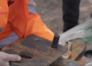 Përvoja e rëndë e Indianit: Të metat e kompanisë dhe tentimi për vetëvrasje, me dhjetëra individë në një ambient të padurueshëm.