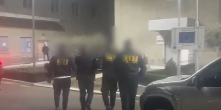 Plani për futjen e drogës në ambiente të burgut, arrestohen polici, një të burgosur dhe një anëtar i familjes së tij në Elbasan.