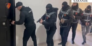 “Policia”/ Identifikohet ‘shtëpia e barit’ në Sarandë, arrestohet 30-vjeçari, procedohen 4 punonjës të OSHEE.