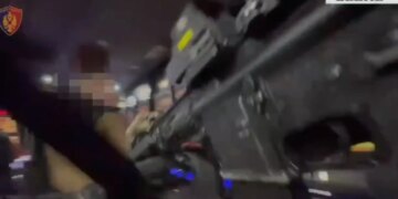 “Policia vjen me shpejtësi: 15 individë nën hetim për lojëra fati në kazino, milionat e lekëve të sekuestros.”