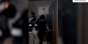 Policia ‘hyri’ në apartamentin e ndjekur gjatë javëve të fundit, arrestohen 3 vajza për prostitucion në Elbasan.