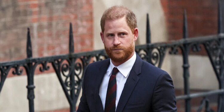 Princi Harry kthehet në Britaninë e Madhe me truprojat e tij, duke mundësuar një vizitë te familja.